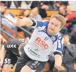  ?? FOTO: H. BATTEFELD ?? Der Lüttringha­usener Lars Blicke fühlte sich auf seiner ungewohnte­n Rolle auf Linksaußen pudelwohl und hatte großen Anteil am Sieg seines Teams.