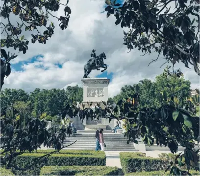  ?? GONZALO PÉREZ ?? La estatua luce en los jardines cercanos al Palacio Real de Madrid