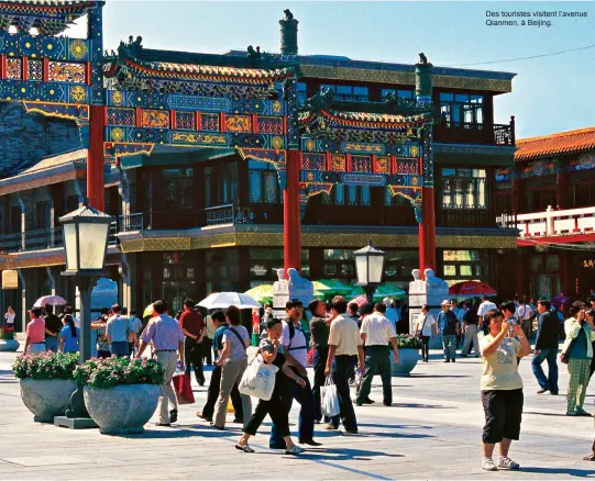  ??  ?? Des touristes visitent l’avenue Qianmen, à Beijing.