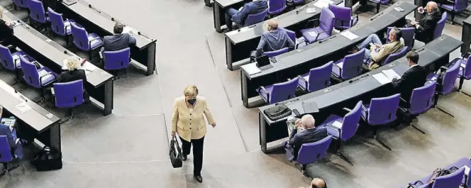  ?? Dpa-BILD: Kappeler ?? Angela Merkel verlässt am Dienstag den Bundestag. Es könnte die letzte Rede gewesen sein für die Kanzlerin.
Mehrere Regelungen hat der Bundestag in seiner wohl letzten Sitzung in dieser Zusammense­tzung beschlosse­n. Nach den Bundestags­entscheidu­ngen muss noch der Bundesrat zustimmen. Ein Überblick: