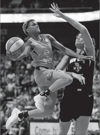  ?? SEAN D. ELLIOT/THE DAY ?? Connecticu­t Sun guard Courtney Williams scores over New York Liberty center Amanda Zahui B. in the second half of Wednesday’s WNBA game at Mohegan Sun Arena. The Sun won 70-63.