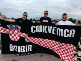  ?? FOTO: ANNA-LENA LAURéN ?? Bruno Dobrinić, Dado Čor och Dominique Baljiak väntar på att en 96 meter lång kroatisk flagga ska anlända till Sotji. På den här mindre flaggan står namnet på deras hembyar. I kväll möter Ryssland Kroatien i Sotji.