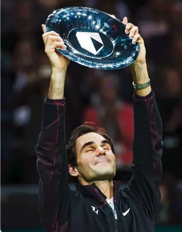  ?? (AFP PHOTO/ANP/KOEN SUYK) ?? Roger Federer a célébré son nouveau rang de No 1 mondial avec un 97e trophée, en remportant dimanche le tournoi de Rotterdam face au Bulgare Grigor Dimitrov, surclassé en deux sets, 6-2 6-2.