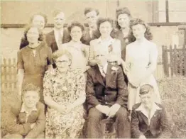  ??  ?? David Nix is pictured on the front row, far right, with his parents John and Emma and siblings.
