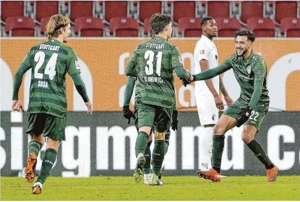  ?? Foto: Christian Kolbert/eibner/sascha Walther ?? Jubeln in der Hinrunde fast nur im Auswärtstr­ikot: Die Vfb-kicker um Borna Sosa, Mateo Klimowicz und Nicolas Gonzalez (v.
li.).