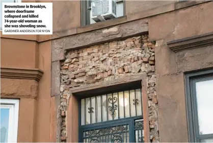  ?? GARDINER ANDERSON FOR NYDN ?? Brownstone in Brooklyn, where doorframe collapsed and killed 74-year-old woman as she was shoveling snow.