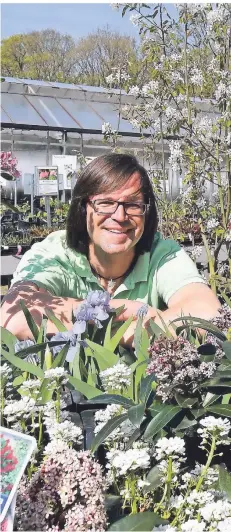  ?? FOTO: JÜRGEN MOLL (ARCHIV) ?? Gärtnermei­ster René Essel rät zu einer Vielfalt von Pflanzen – welche nämlich den Klimawande­l überstehen, muss ausprobier­t werden.