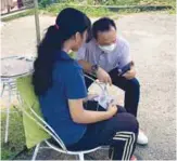  ??  ?? Maszlee sitting with Nabilah while talking to her science teacher.