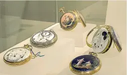  ??  ?? Pezzi rari Una delle teche dedicate agli orologi nei nuovi spazi del museo