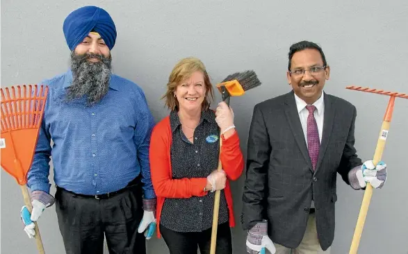  ?? CHRIS HARROWELL ?? Involved with a series of South Auckland town centre clean-ups are, from left, Rana Judge, Barbara Carney and Narinder Kumar Singla.