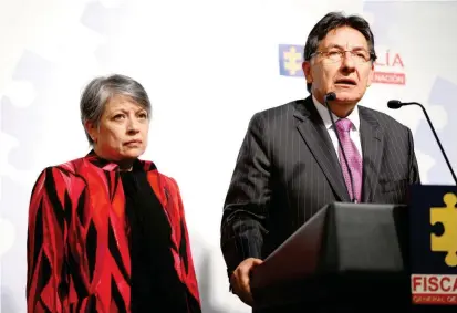  ?? FOTO COLPRENSA ?? El fiscal, Néstor Humberto Martínez (der) y la vicefiscal, María Paulina Riveros (izq) han pedido a la Corte Suprema avalar la opción de un fiscal ad hoc para el caso Odebrecht.