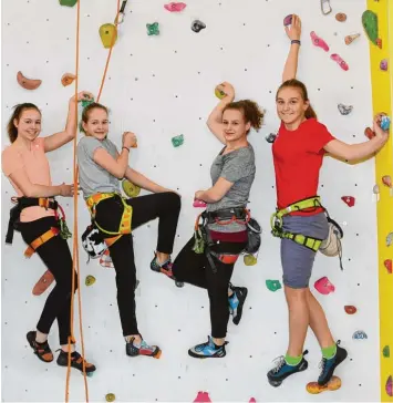  ?? Fotos: Ernst Mayer ?? Kletterspa­ß an der neuen Wand: Barbara Reiter, Gracia Abmayr, Lena Schneider und Magdalena Bucher aus der Klettergru­ppe der DAV Sektion Günzburg haben schon einige Routen erkundet.