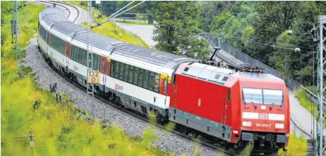  ?? FOTO: ROLAND RASEMANN ?? Die Gäubahn von Zürich nach Stuttgart sollte ursprüngli­ch auch ins neue Gesetz aufgenomme­n werden – der Landesverk­ehrsminist­er Winfried Hermann war dagegen.