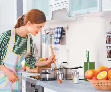  ?? Fotos Shuttersto­ck ?? cocina natural
Para bajar el colesterol debemos optar por los métodos de cocción más saludables: al vapor, al horno, microondas, parrilla. Evitar los fritos.