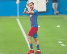  ?? FOTO: PEP MORATA ?? Miralem Pjanic saluda a la afición azulgrana en el Trofeu Joan Gamper