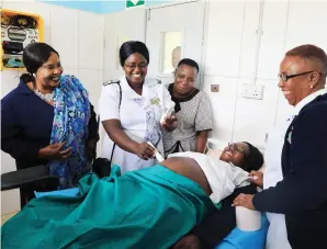  ?? — Pictures: Tawanda Mudimu ?? First Lady Auxillia Mnangagwa watches as Beatrice Rural Hospital acting sister-in-charge Evershine Mutamba examines Angela Besa yesterday.