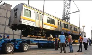  ?? EDI ISMAIL/JAWA POS ?? UNIT BARU: Para pekerja memindahka­n gerbong kereta api listrik (KRL) dari kapal di Pelabuhan Tanjung Priok kemarin. Kedatangan 30 unit KRL ini merupakan tahap pertama program pengadaan 120 unit oleh PT KCJ.