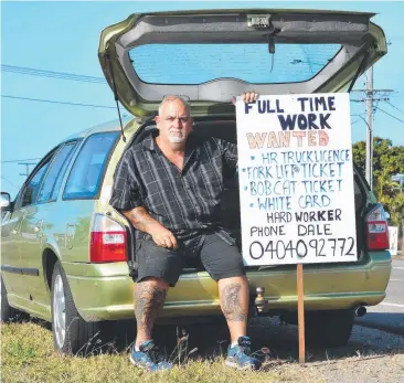  ?? Picture: ZAK SIMMONDS ?? DESPERATE SIGN: Dale Hardy, 45, on the side of Ingham Rd looking for a job.