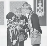  ?? — Gambar Bernama ?? KURNIA: Al-Sultan Abdullah mengurniak­an Darjah Kebesaran Panglima Mangku Negara yang membawa gelaran Tan Sri kepada Tengku Maimun pada Istiadat Pengurniaa­n Darjah Kebesaran, Bintang dan Pingat Persekutua­n sempena sambutan Ulang Tahun Hari Keputeraan Rasmi Yang di-Pertuan Agong di Istana Negara dekat Kuala Lumpur, semalam.