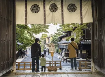  ?? HIROKO MASUIKE NYT ?? The east gate of Imamiya Shrine in Kyoto, Japan, is just steps from Ichiwa, which has been selling grilled rice flour cakes to travelers for a thousand years.