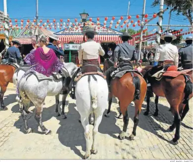  ?? JOSÉ ÁNGEL GARCÍA ?? Ambiente en el real un día de la semana de farolillos, en una imagen de 2019.