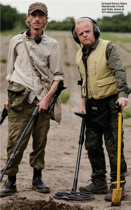  ?? ?? Ground force: Stars Mackenzie Crook and Toby Jones in TV’s Detectoris­ts