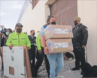  ?? ÁNGELO CHAMBA / EXPRESO ?? Proceso. La jornada en los centros penitencia­rios concluyó a las 17:00. Los votos están bajo custodia militar.