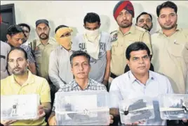  ?? GURPREET SINGH/HT ?? Counterint­elligence officials of Punjab Police with the arrested accused and weapons seized from them during a press conference in Amritsar on Wednesday.