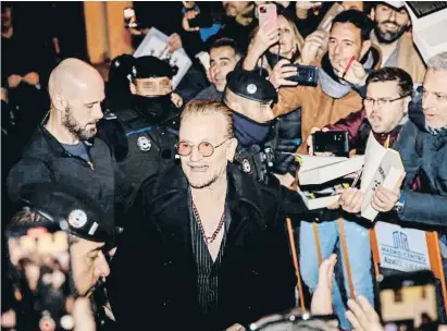  ?? Carlos Luján / EP ?? Bono a l’entrada del teatre Coliseum de Madrid ahir a la nit