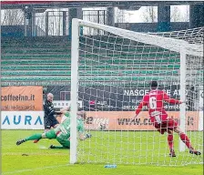  ??  ?? A sinistra il gol di Sasha Cori che ha portato in vantaggio il Monza contro la Robur A sinistra un’occasione mancata da Santini apparso in ombra al Brianteo