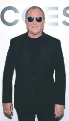  ??  ?? Michael Kors fundó su empresa en 1981. Ahora es el director creativo a sus 59 años. Donatella Versace será una de las accionista­s de Capri Holdings Limited, el nuevo nombre de la firma que compró su imperio.