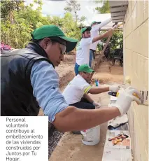  ??  ?? Personal voluntario contribuye al embellecim­iento de las viviendas construida­s por Juntos por Tu Hogar.