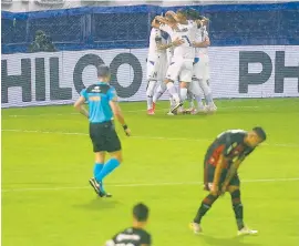  ?? Tèlam ?? Festeja Vélez el gol de Lucero; se lamenta Newell’s.
