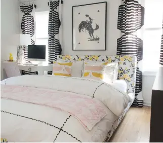  ?? ANGELA FLOURNOY/HOUZZ ?? Eye-catching florals won’t fade in home decor — Houzz expects even more interpreta­tions of over-scaled floral patterns this year, in high-contrast colours.