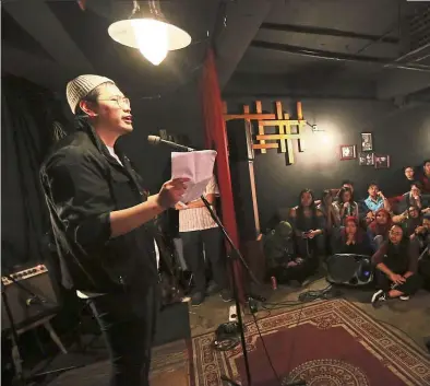  ?? — IZZRAFIQ ALIAS/The Star ?? Poet Lim Jih-Ming in his element at a recent edition of the If Walls Could Talk series at the Gaslight Cafe in Kuala Lumpur.