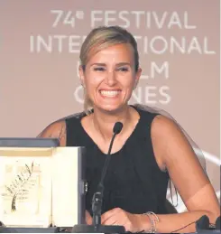  ??  ?? Julia Ducournau, ganadora de la Palma de Oro por su película “Titanio” en la edición número 74 del Festival de Cannes.
