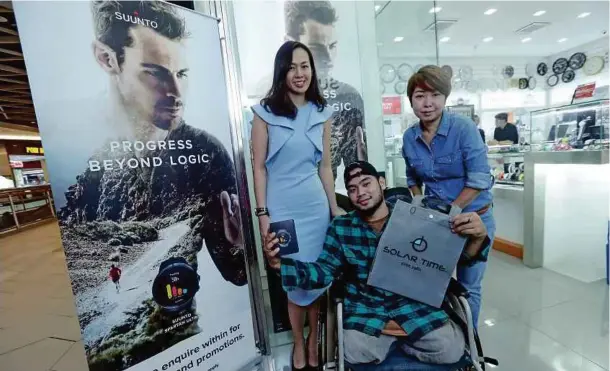  ??  ?? PENGARAH Jualan dan Pemasaran AD Time Laura Pang (kiri) dan Pengurus Pemasaran Amer Sports Sdn Bhd Natasha Mooy bersama Adam serta jam yang ditaja.