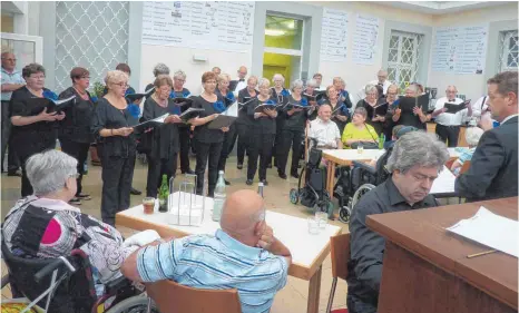  ?? FOTO: JOSEF SCHNEIDER ?? Bei der Krankenwoc­he auf dem Schönenber­g ist viel geboten. Hier singt der holländisc­he Chor Cäcilia Sankt Petrus und Paulus.