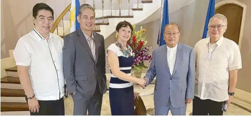  ?? ?? French Ambassador Michéle Boccoz and SBP chairman emeritus/FIBA Central Board member Manny V. Pangilinan join hands in planning events to celebrate the 75th anniversar­y of diplomatic relations between the Philippine­s and France. Also in photo are PBA chairman Ricky Vargas, SBP president Al Panlilio and PBA commission­er Willie Marcial.