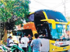  ?? FOTO: TWITTER ?? El bus de Boca Juniors luce alguno de sus vidrios rotos.