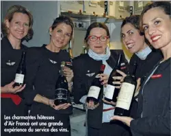  ??  ?? Les charmantes h™tesses d’Air France ont une grande expérience du service des vins.