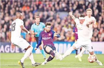  ?? - AFP photo ?? Barcelona’s Argentinia­n forward Lionel Messi (C) scores during the UEFA Champions League quarter-final second leg football match between Barcelona and Manchester United at the Camp Nou stadium in Barcelona.