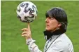  ??  ?? Noch beim DFB, ab Sommer frei: Bun‰ destrainer Joachim Löw.