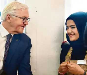  ?? Fotos: dpa ?? Als erster Bundespräs­ident nutzte Bundespräs­ident Frank-Walter Steinmeier seine Macht und überzeugte Union und SPD von der Großen Koalition. Auf dem Bild ist er im Gespräch mit einer jungen Flüchtling­sfrau.