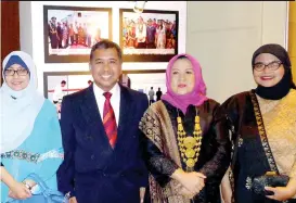  ??  ?? Indonesian Consulate's Endah Yuliarti Farry, Gufron Hariyato, Atin Nafiatin &amp; Ely Safitri.