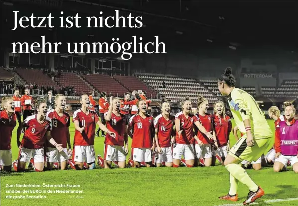  ?? BILD: SN/APA ?? Zum Niederknie­n: Österreich­s Frauen sind bei der EURO in den Niederland­en die große Sensation.