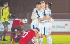  ?? FOTO: GÜNTER KRAM ?? Sascha Hohmann (Mitte, beim Torjubel) steuert zwei Tore zum 5:1-Sieg des VfB Friedrichs­hafen über den TSV Berg bei.