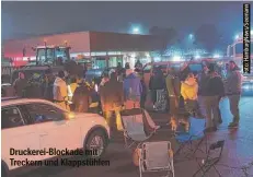  ?? ?? Druckerei-Blockade mit Treckern und Klappstühl­en