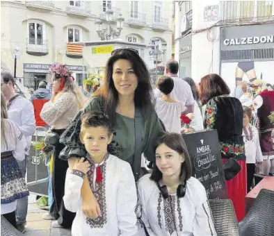  ?? EL PERIÓDICO ?? Nathasa, junto a sus hijos en la calle Alfonso I, en Zaragoza.