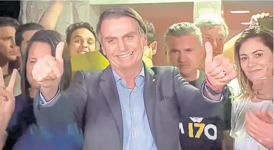  ?? Captura de tv ?? Bolsonaro festejó anoche a través de las redes sociales, acompañado de su mujer, Michelle (der.)